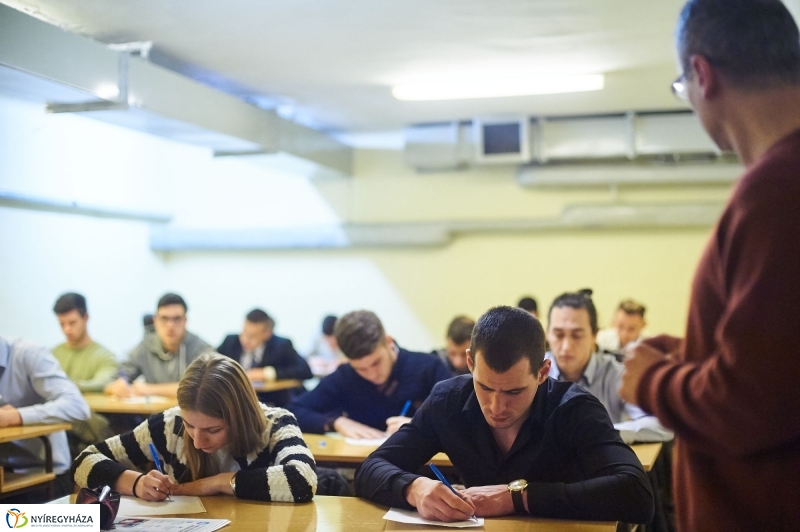 Vizsgaidőszak az egyetemen - fotó Szarka Lajos
