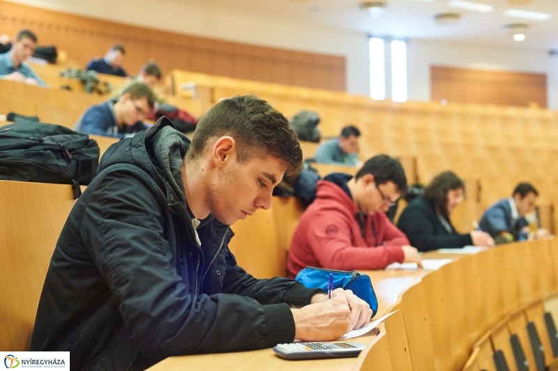 Vizsgaidőszak az egyetemen - fotó Szarka Lajos