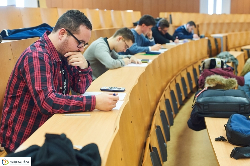 Vizsgaidőszak az egyetemen - fotó Szarka Lajos