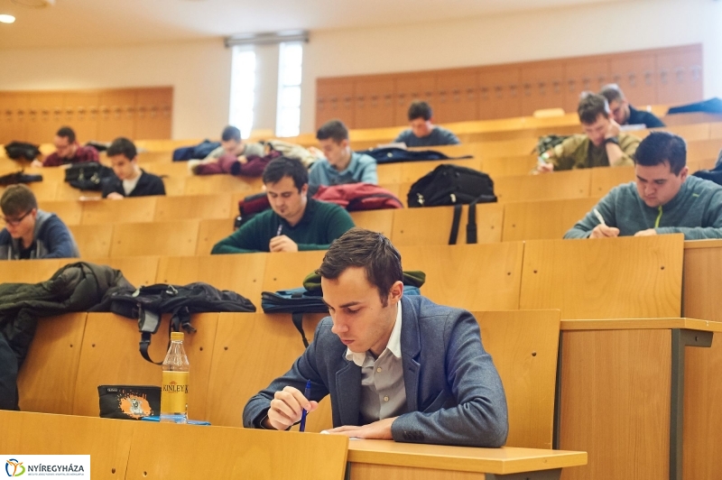 Vizsgaidőszak az egyetemen - fotó Szarka Lajos