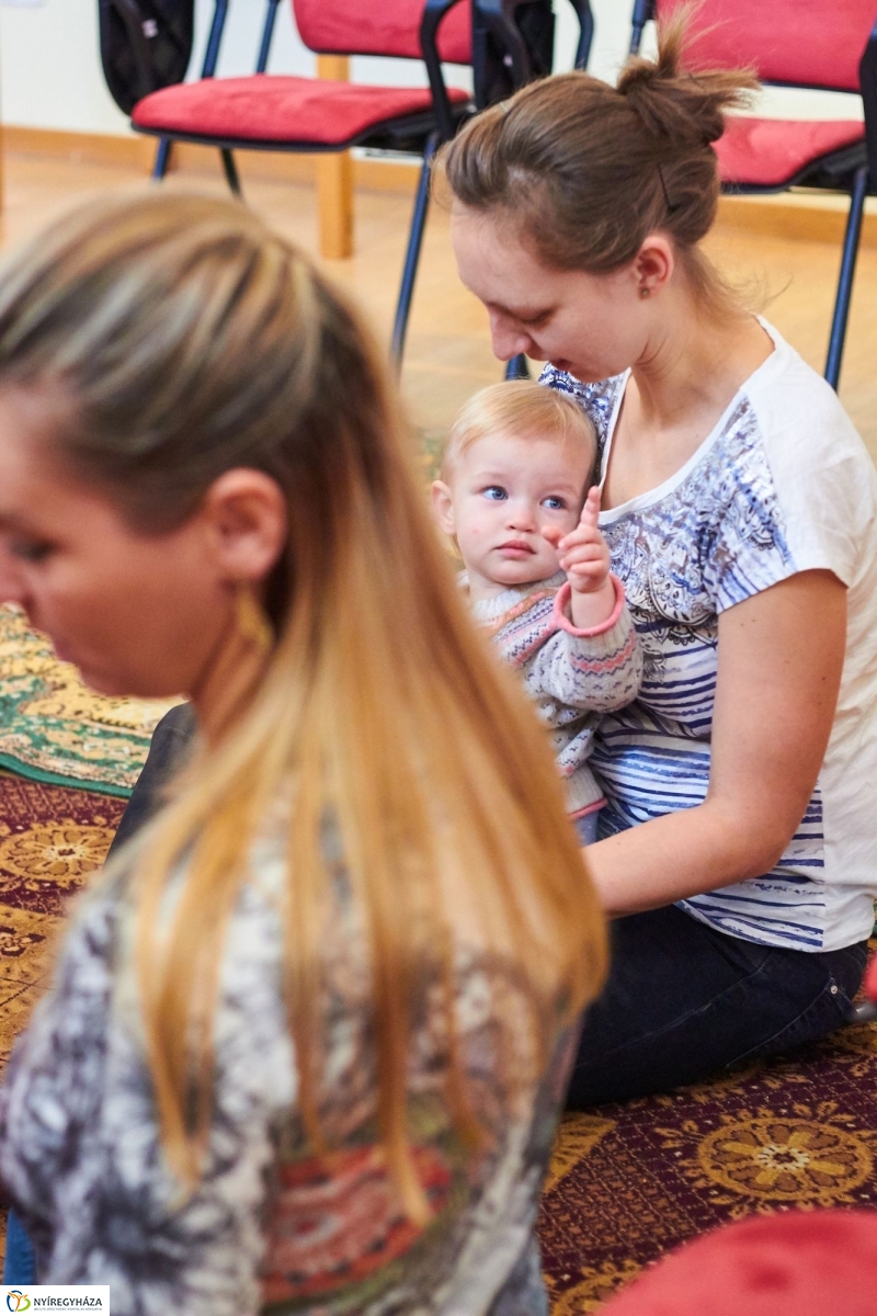 Ringató a könyvtárban - fotó Szarka Lajos