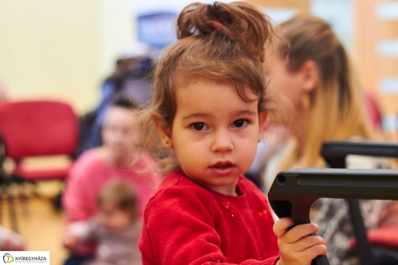Ringató a könyvtárban - fotó Szarka Lajos