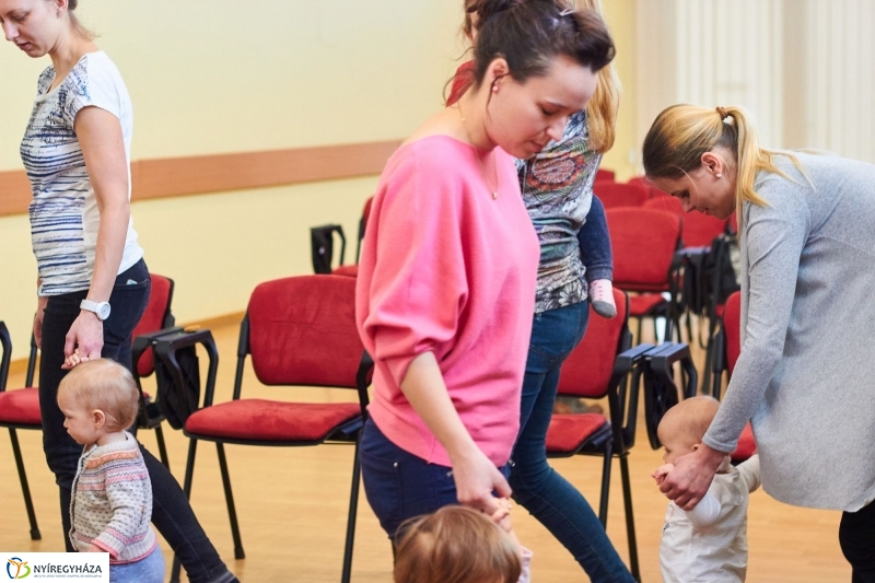 Ringató a könyvtárban - fotó Szarka Lajos