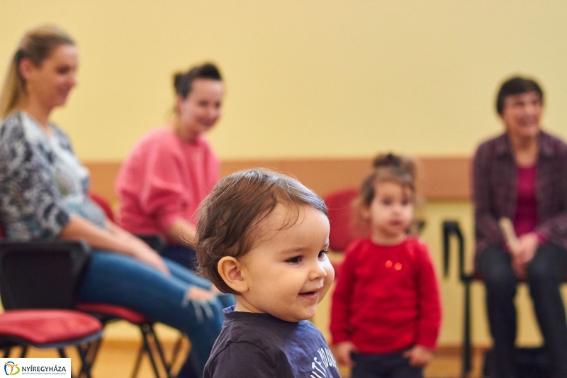 Ringató a könyvtárban - fotó Szarka Lajos