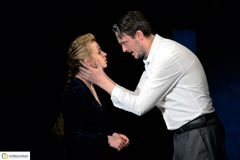 Asszony asszonynak farkasa - fotó Trifonov Éva