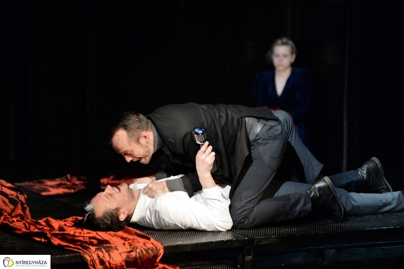 Asszony asszonynak farkasa - fotó Trifonov Éva