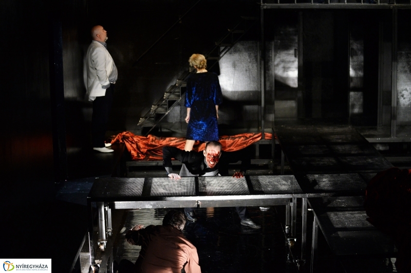 Asszony asszonynak farkasa - fotó Trifonov Éva