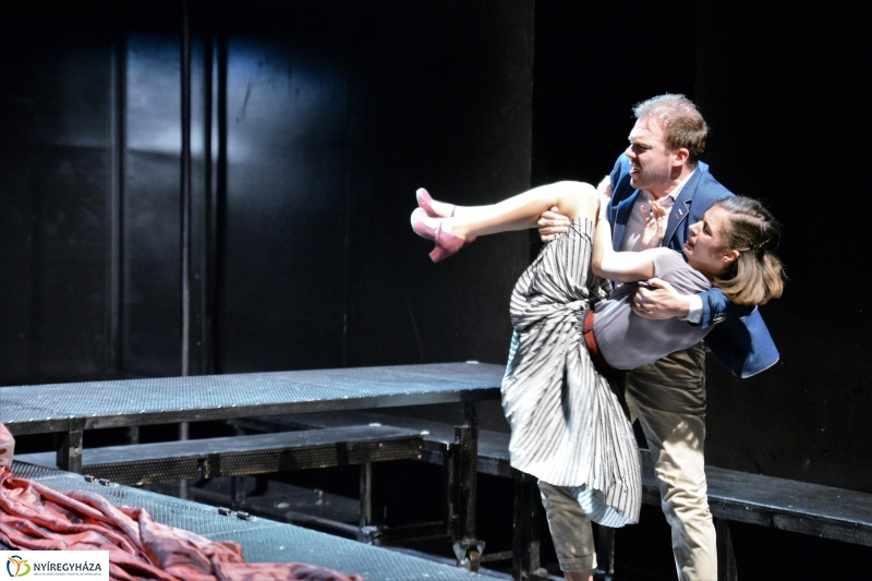 Asszony asszonynak farkasa - fotó Trifonov Éva