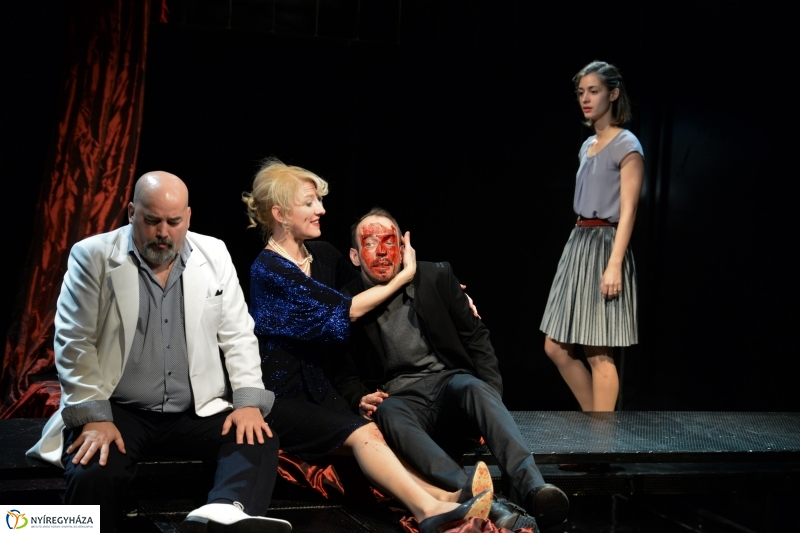 Asszony asszonynak farkasa - fotó Trifonov Éva