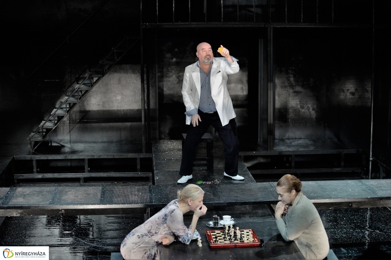 Asszony asszonynak farkasa - fotó Trifonov Éva