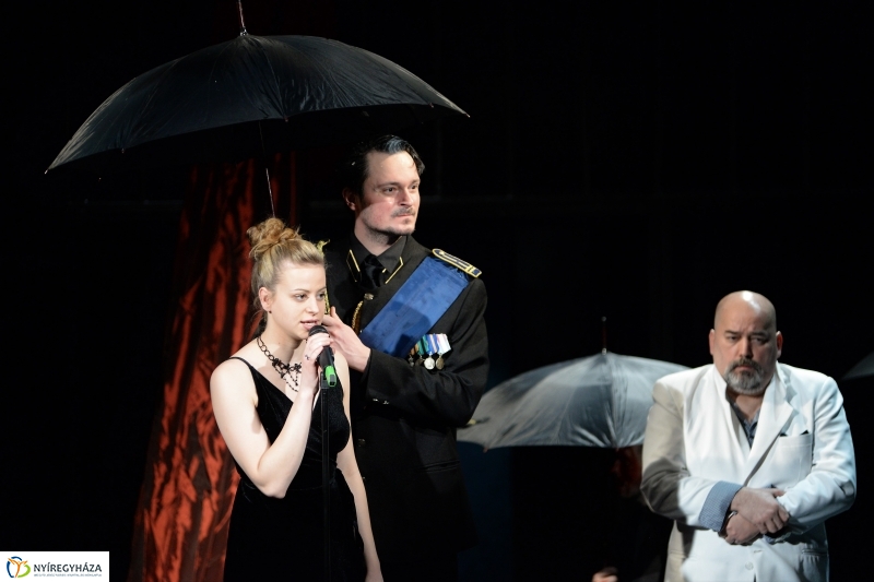 Asszony asszonynak farkasa - fotó Trifonov Éva