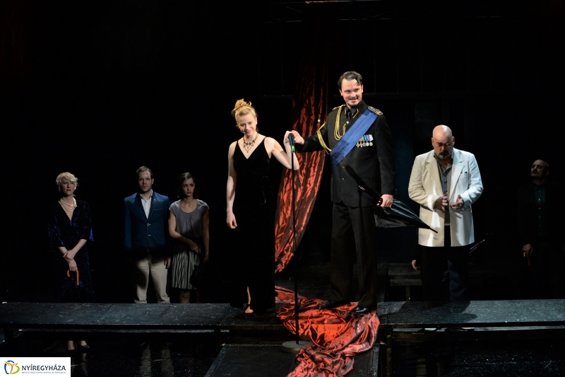 Asszony asszonynak farkasa - fotó Trifonov Éva