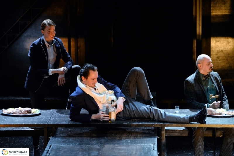 Asszony asszonynak farkasa - fotó Trifonov Éva