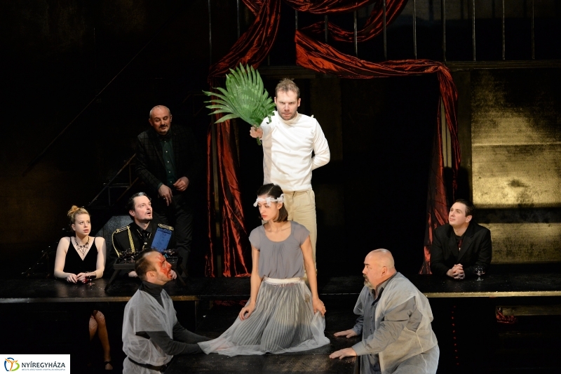 Asszony asszonynak farkasa - fotó Trifonov Éva