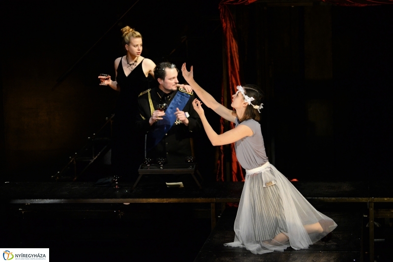 Asszony asszonynak farkasa - fotó Trifonov Éva