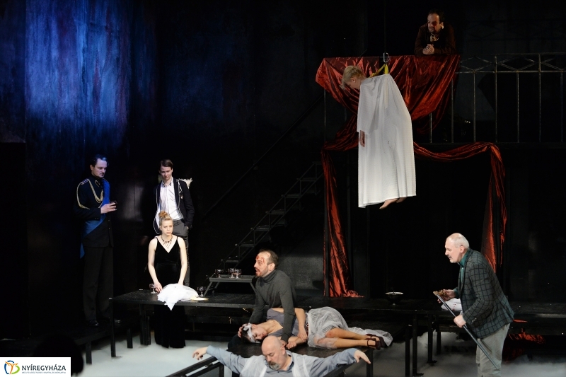 Asszony asszonynak farkasa - fotó Trifonov Éva