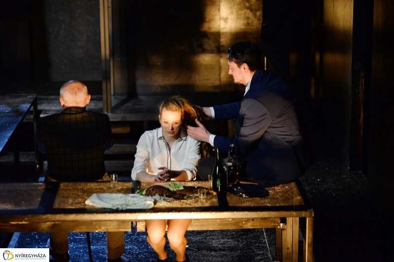 Asszony asszonynak farkasa - fotó Trifonov Éva