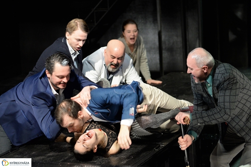 Asszony asszonynak farkasa - fotó Trifonov Éva