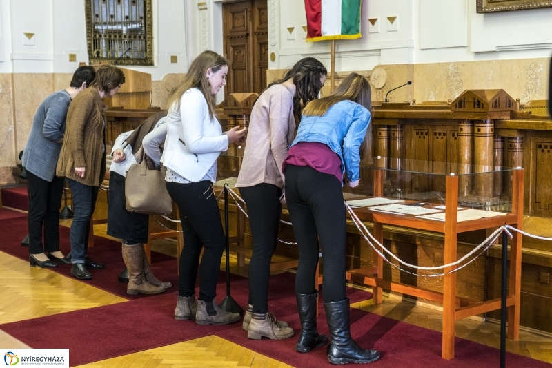 Tárlatvezetés a Megyeházán - fotó: Kohut Árpád