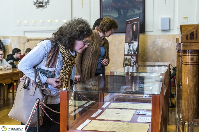 Tárlatvezetés a Megyeházán - fotó: Kohut Árpád