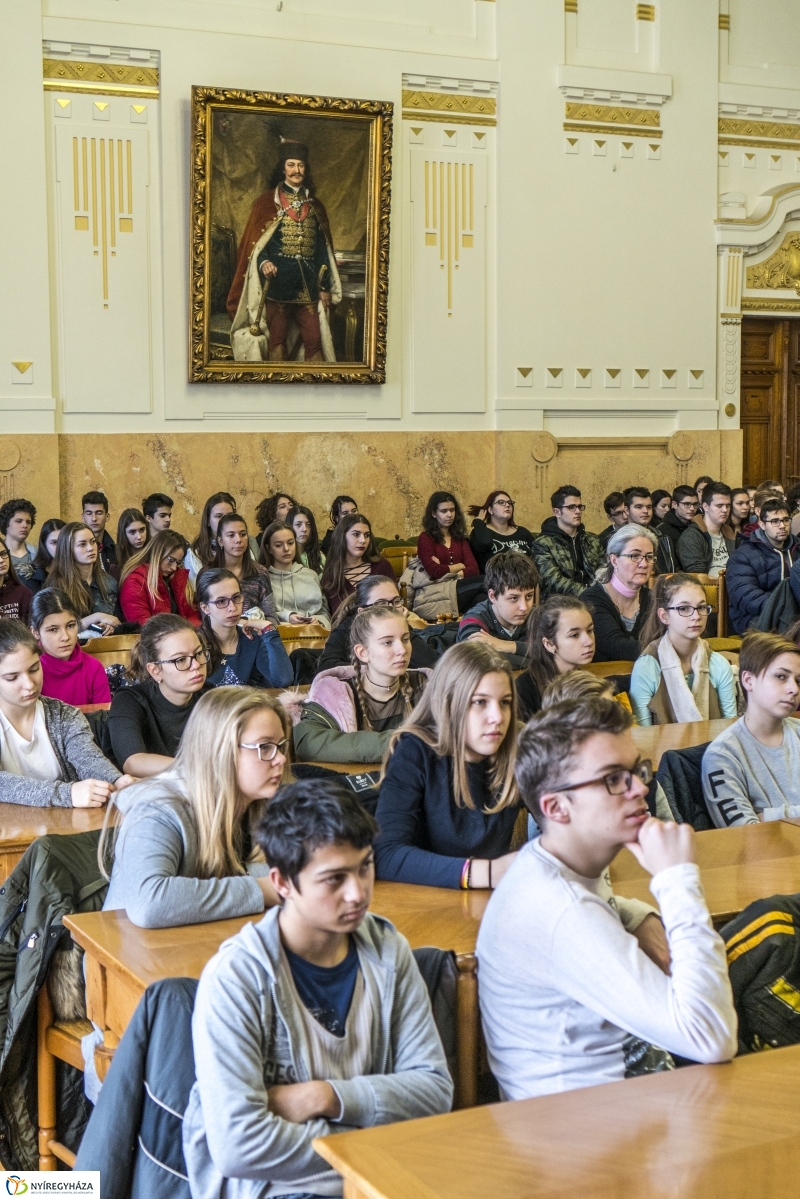 Tárlatvezetés a Megyeházán - fotó: Kohut Árpád