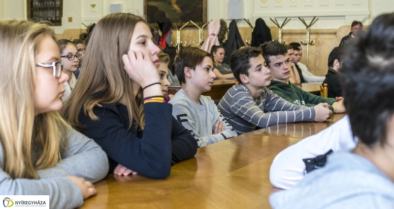 Tárlatvezetés a Megyeházán - fotó: Kohut Árpád