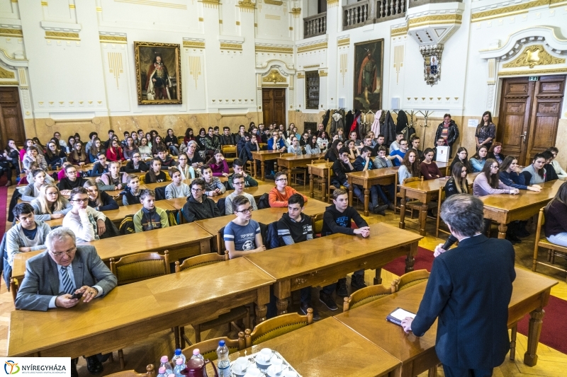 Tárlatvezetés a Megyeházán - fotó: Kohut Árpád