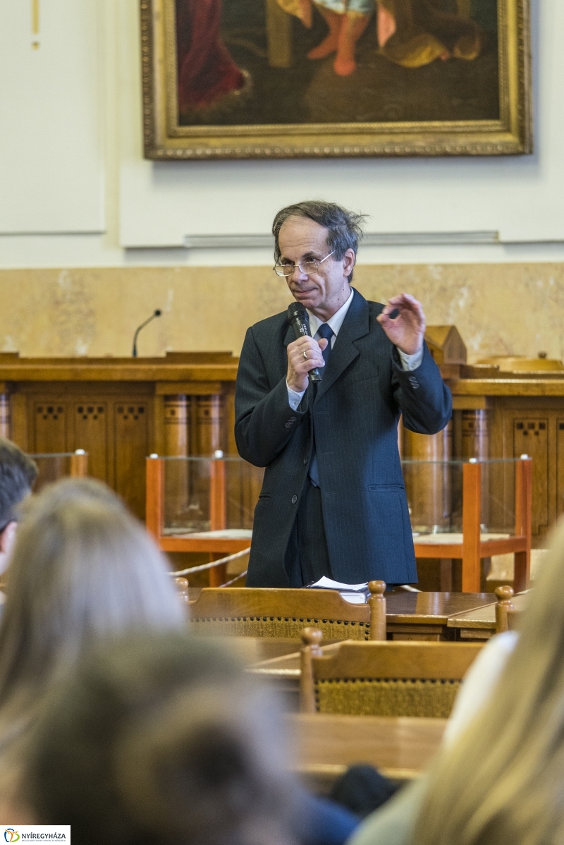 Tárlatvezetés a Megyeházán - fotó: Kohut Árpád