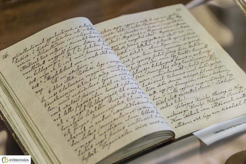 Tárlatvezetés a Megyeházán - fotó: Kohut Árpád