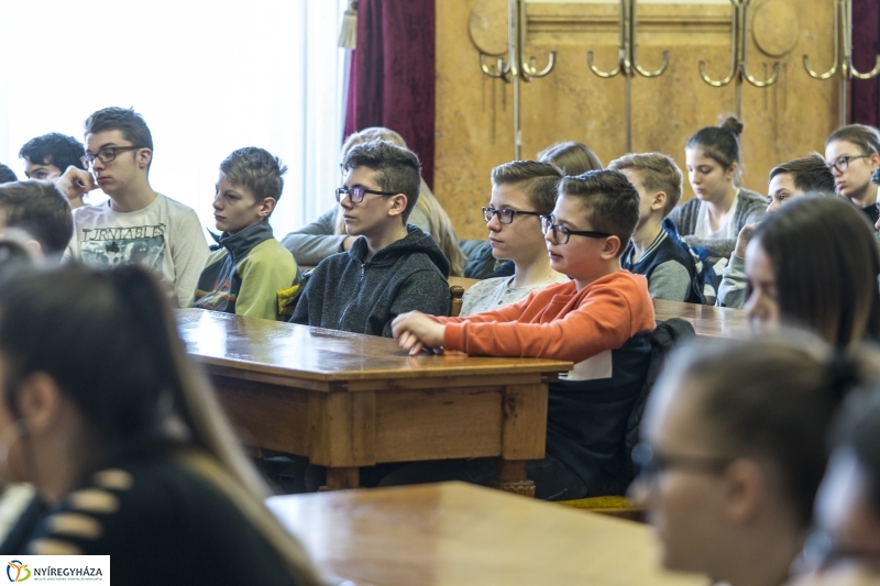 Tárlatvezetés a Megyeházán - fotó: Kohut Árpád