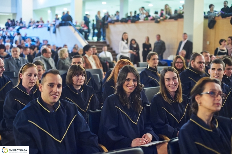 Diplomák az egyetemen 1 - fotó Szarka Lajos