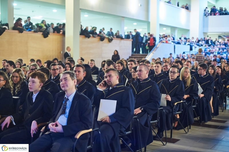 Diplomák az egyetemen 1 - fotó Szarka Lajos