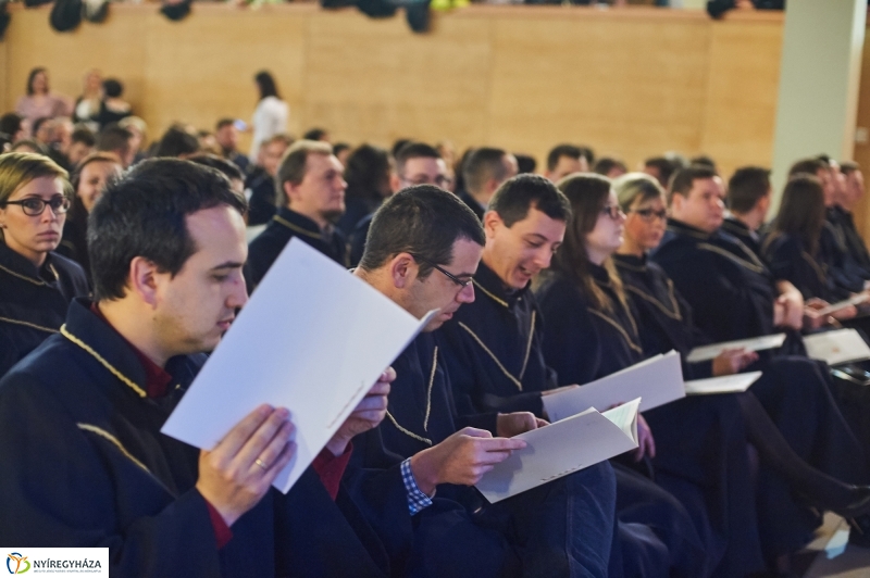 Diplomák az egyetemen 1 - fotó Szarka Lajos