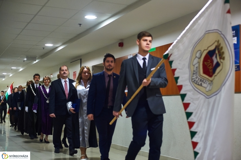 Diplomák az egyetemen 1 - fotó Szarka Lajos