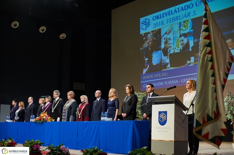 Diplomák az egyetemen 1 - fotó Szarka Lajos