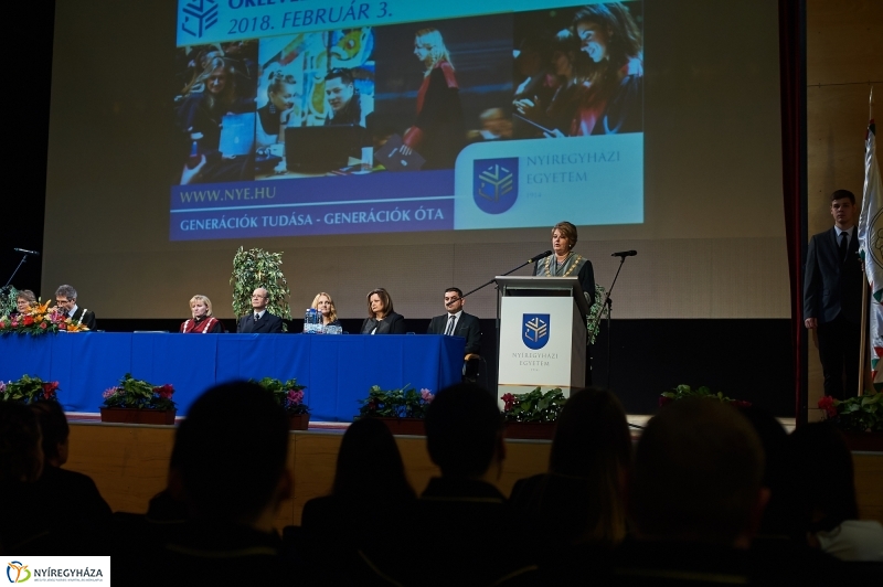 Diplomák az egyetemen 1 - fotó Szarka Lajos