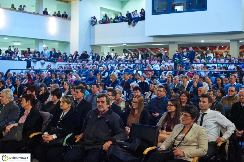 Diplomák az egyetemen 1 - fotó Szarka Lajos