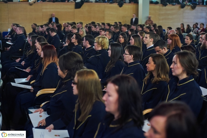 Diplomák az egyetemen 1 - fotó Szarka Lajos