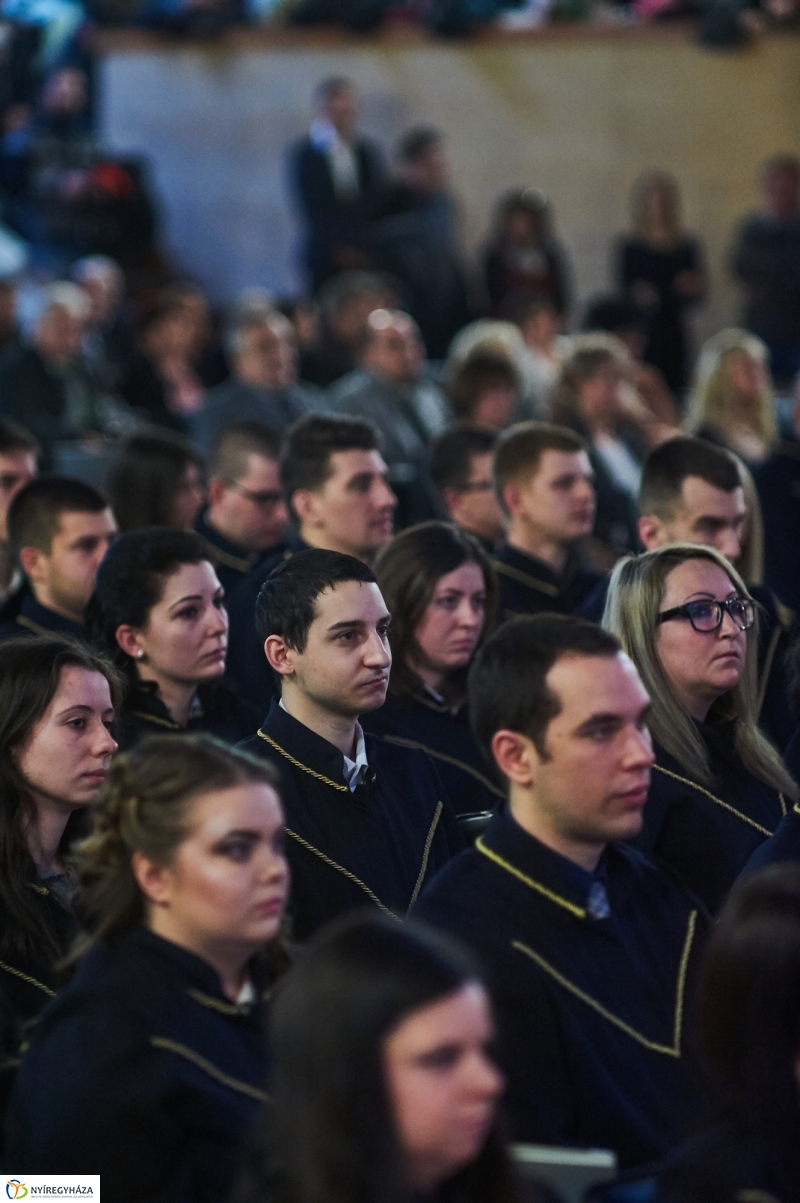 Diplomák az egyetemen 1 - fotó Szarka Lajos