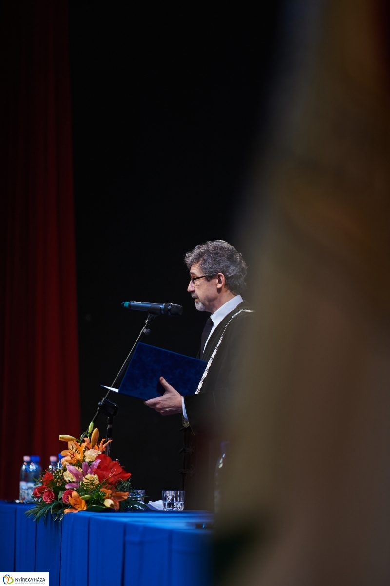 Diplomák az egyetemen 1 - fotó Szarka Lajos