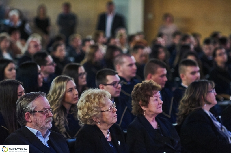Diplomák az egyetemen 1 - fotó Szarka Lajos