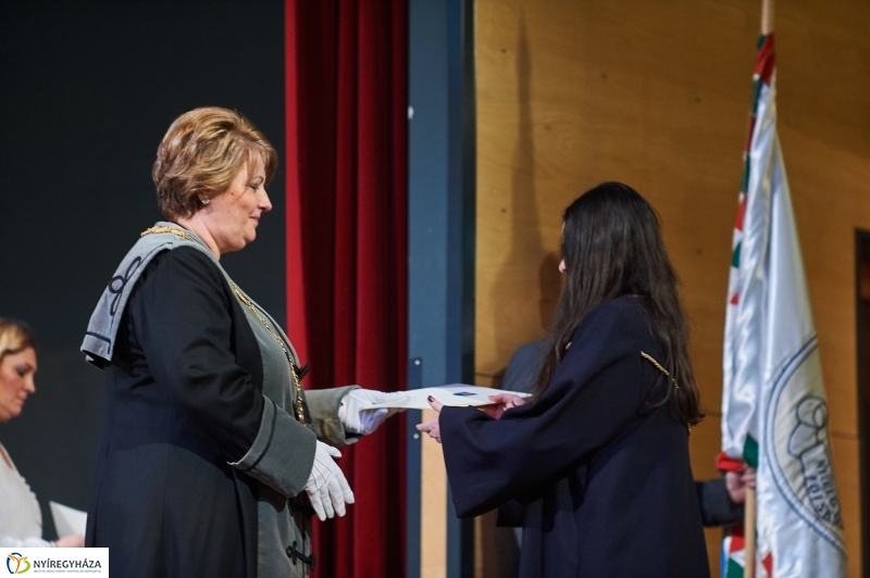 Diplomák az egyetemen 1 - fotó Szarka Lajos