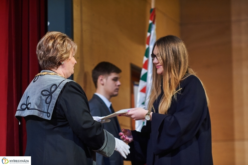 Diplomák az egyetemen 1 - fotó Szarka Lajos