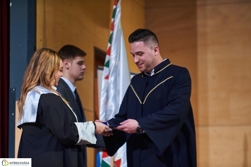 Diplomák az egyetemen 1 - fotó Szarka Lajos