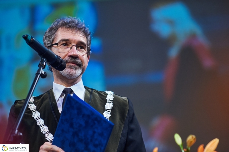 Diplomák az egyetemen 1 - fotó Szarka Lajos