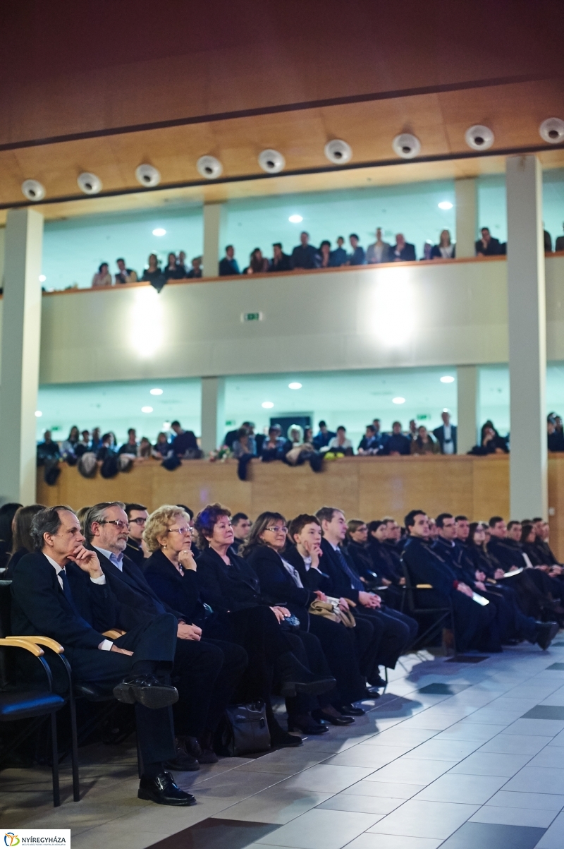 Diplomák az egyetemen 1 - fotó Szarka Lajos