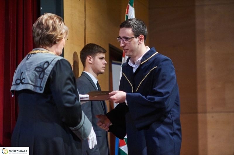 Diplomák az egyetemen 1 - fotó Szarka Lajos