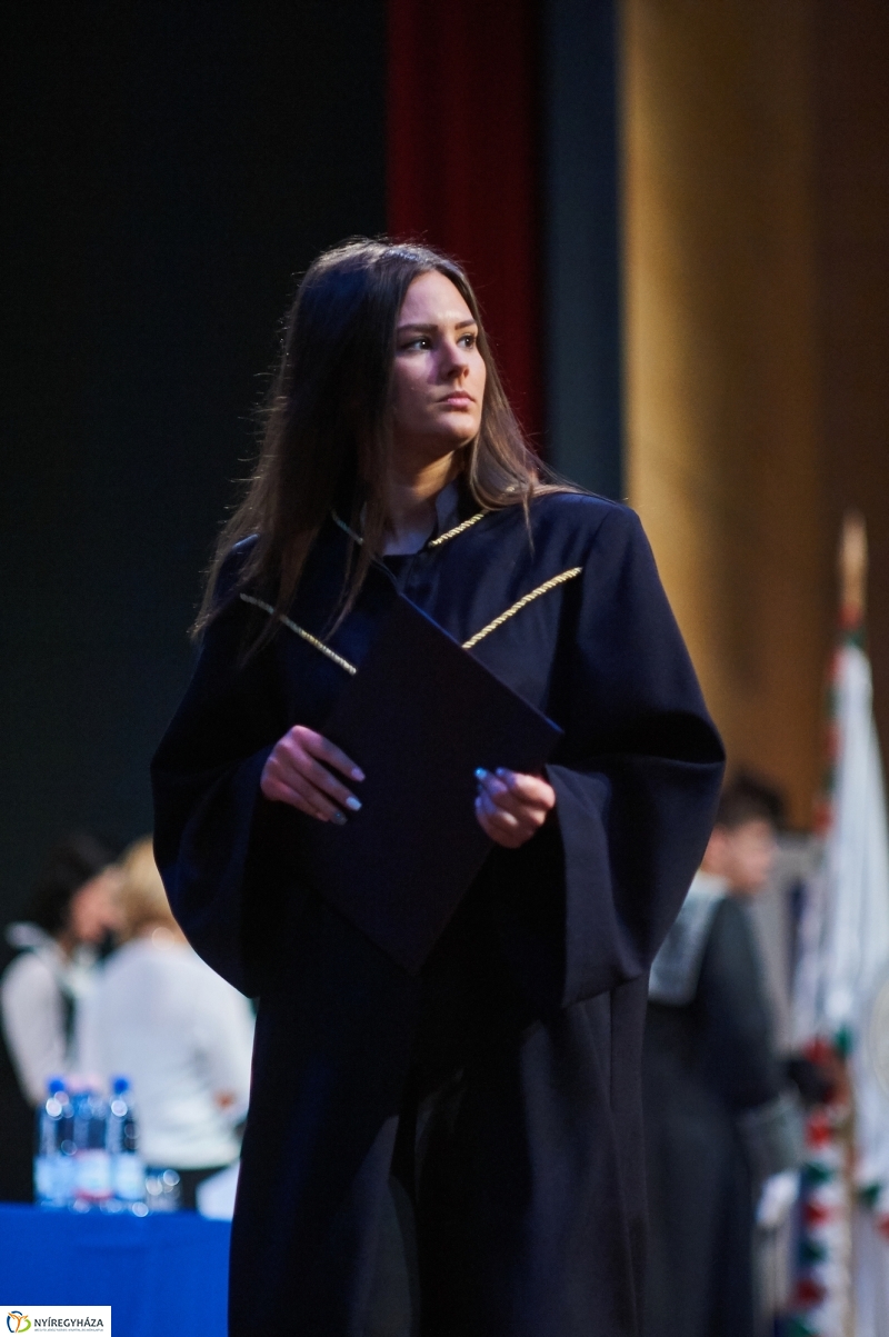Diplomák az egyetemen 1 - fotó Szarka Lajos