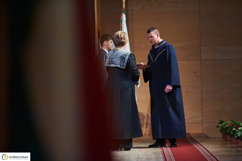 Diplomák az egyetemen 1 - fotó Szarka Lajos