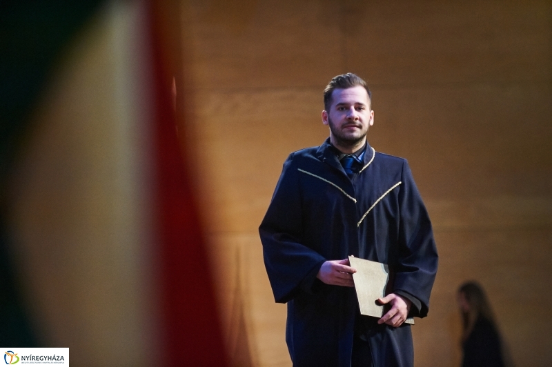 Diplomák az egyetemen 1 - fotó Szarka Lajos